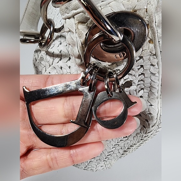 Christian Dior shoulder hobo. Ext shows signs of wear. Suede int nds cleaning - Picture 3 of 16